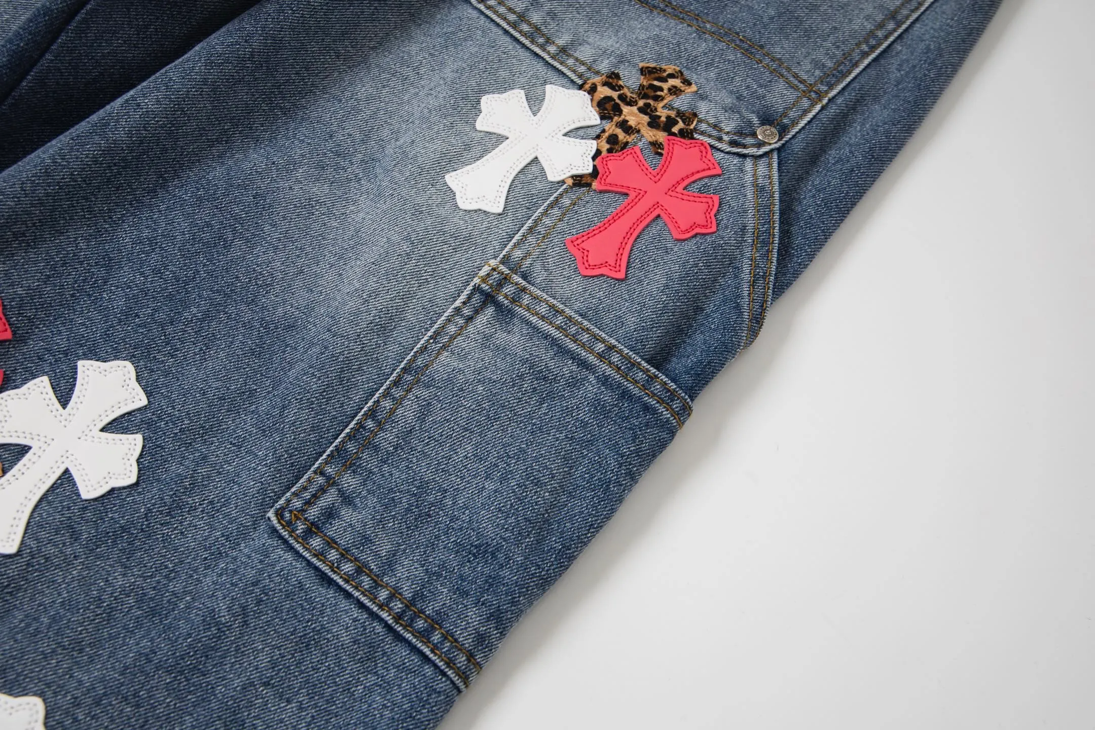 P260 Chrome Hearts | Chrome Hearts CH Chrome Hearts blue and white multi-color leather-splashed denim American work trousers. Full set of hardware molding. Hand-made tassels on the hem with frayed and damaged design. White genuine leather and then patching. Genuine Levi's jeans base plate. Disassembled and spliced. Heavy industrial washing. The upper body is stylish and handsome. The brand recognition is very clear, which greatly highlights the overall sense of style. The overall craftsmanship is impeccable. A pair of trousers. Same style for men and women. Style number: 1732# Size: 28 30 32 34 36